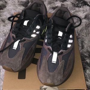 Yeezy Boost 700 [Mauve]